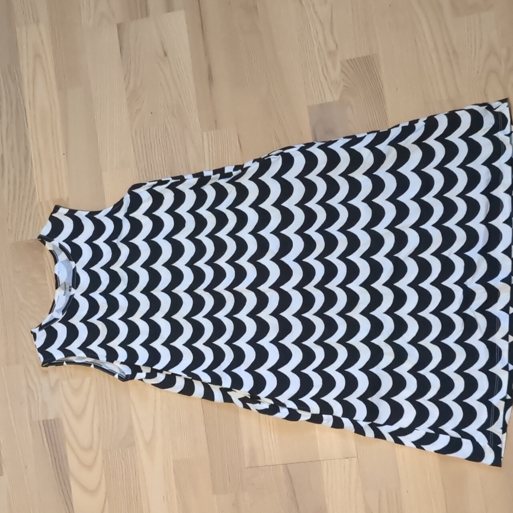 Uniqlo x Marimekko girl's dress in black and white wave prints